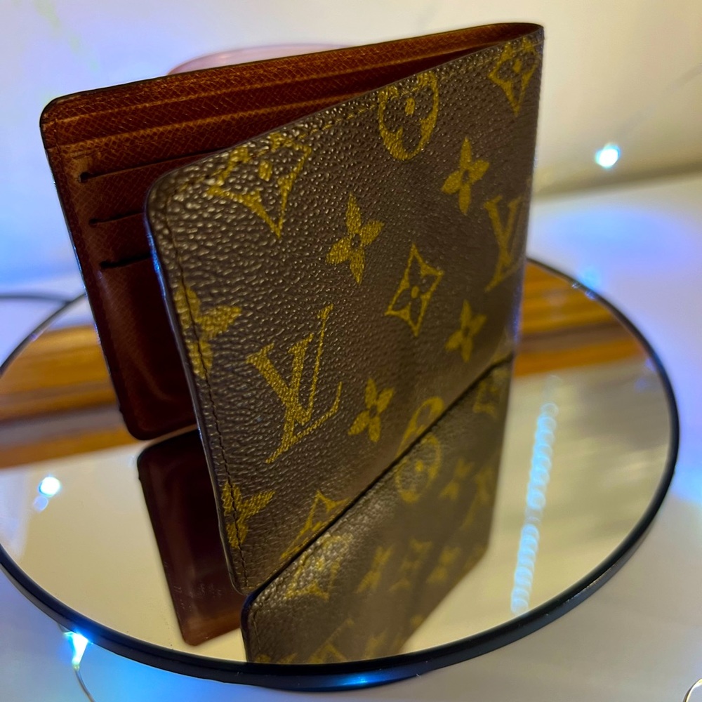 Louis Vuitton monogram Men’s bifold wallet.
